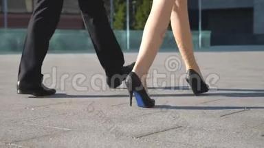 穿着高跟鞋在<strong>城市街道</strong>上<strong>行走</strong>的商务男女脚。 商人和女商人上下班